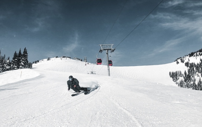 A skier carves on Atomic Maverick skis