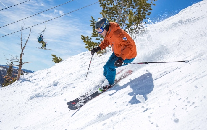 Michael Rogan skis on Nordia skis