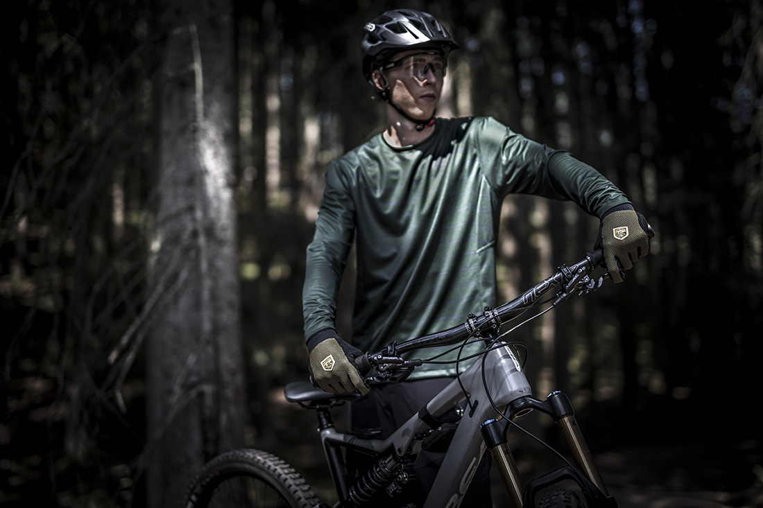 A mountain biker with Hestra gloves
