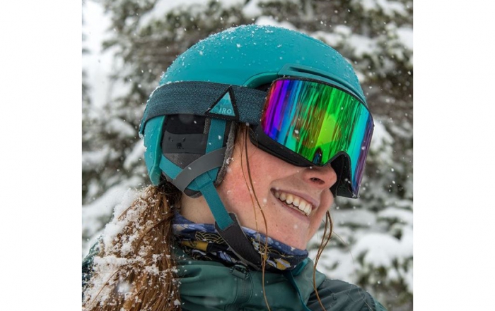 A women wears the Giro ella goggle in emerald