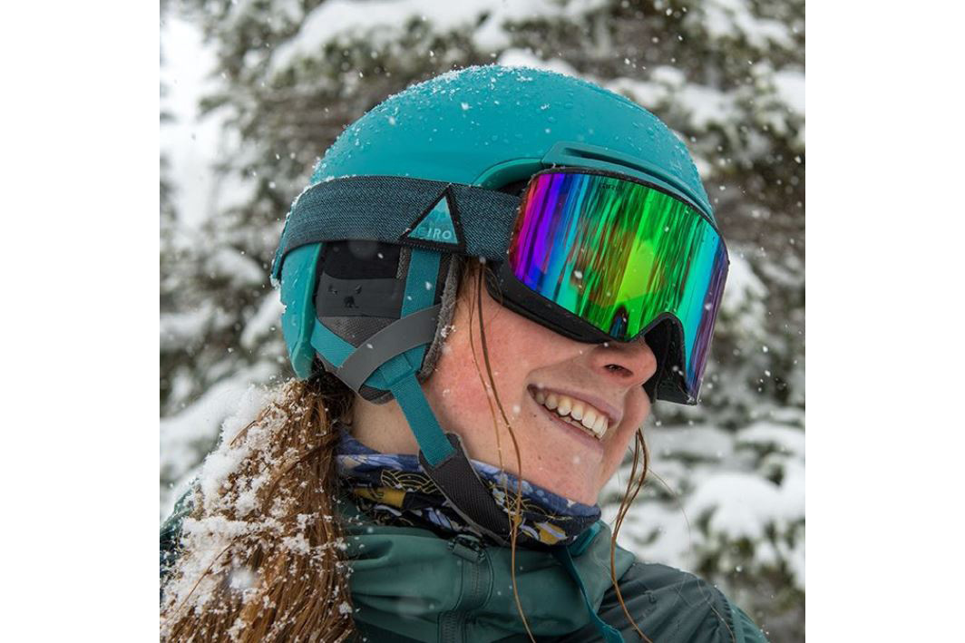 A women wears the Giro ella goggle in emerald